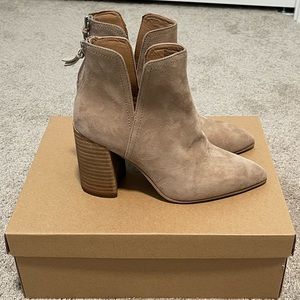BRAND NEW Steve Madden thrived taupe suede heeled boots